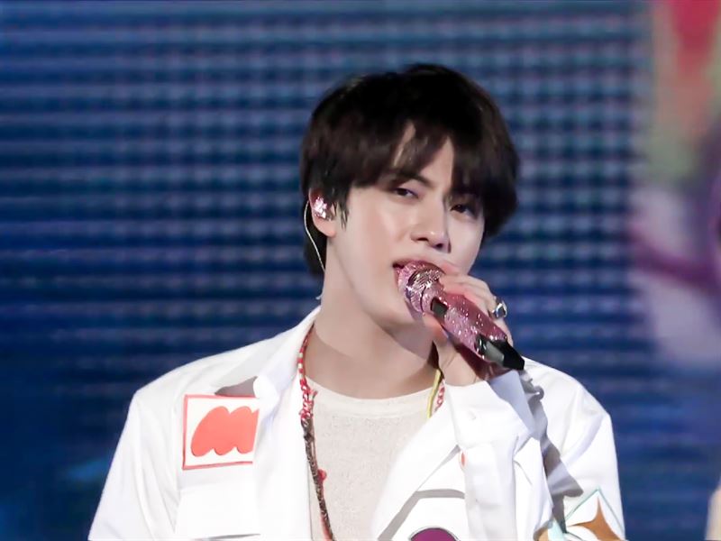 [BTS News] 방탄소년단 진, 완벽한 라이브 무대 선물...‘보석처럼 빛나는 목소리’