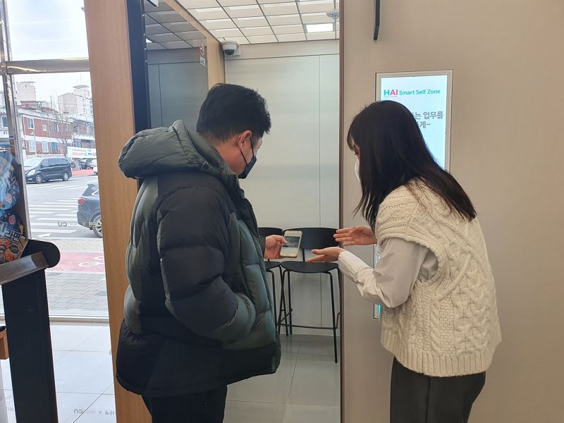 [금융 가보니] 은행 대신 편의점 간다…하나은행 ‘CU마천파크점’