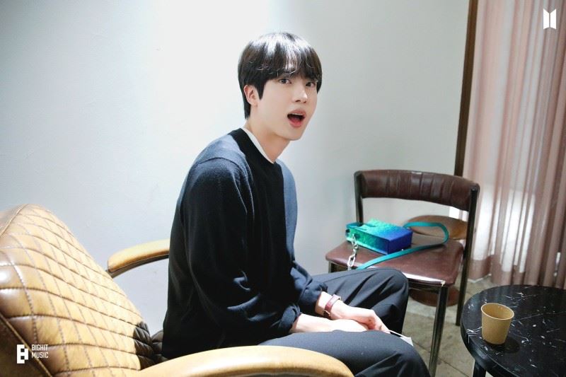 [BTS News] ‘밤톨머리마저 소화하네’ 방탄소년단 진, 마지막까지 아미만 생각...지민, 말없이 응원