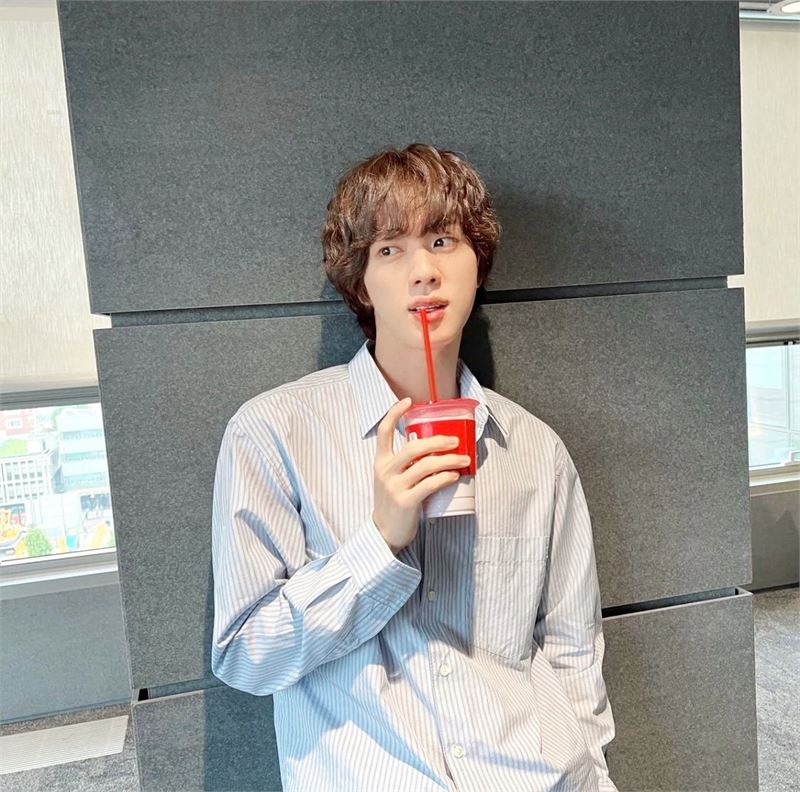 [BTS News] ‘함께 커피 마시고 싶은’ 방탄소년단 진, 눈부신 7주 연속 우승