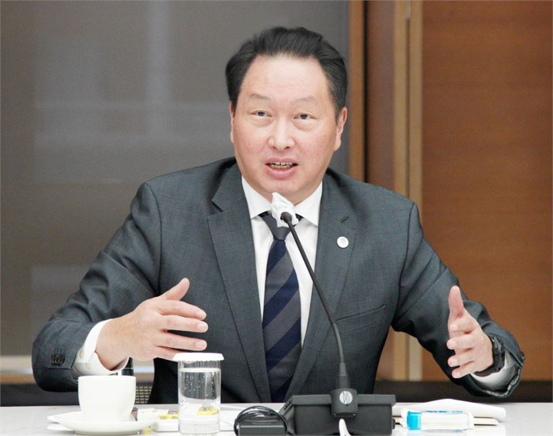 최태원 SK 회장, 부상 투혼…“한일상의 회의 꼭 참석”