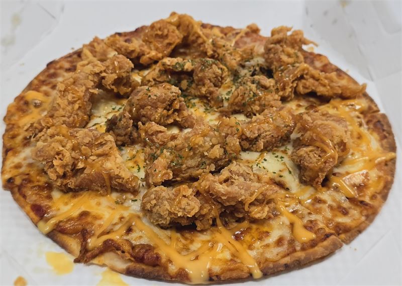 [김성준의 도시락] 치킨피자 신기원 맘스터치 싸이피자, 진짜 치킨이 토핑으로