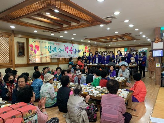 팔복동 갑기회관, 독거노인 100명 초청 점심 대접
