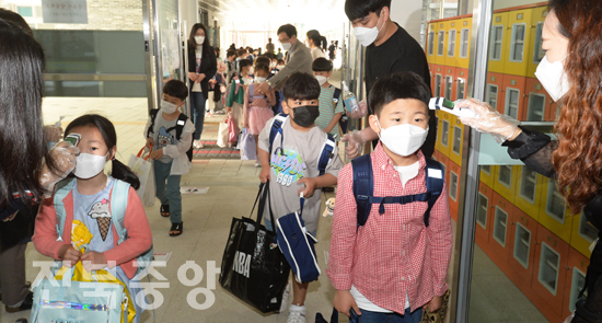 불안과 설렘이 공존한 첫 등교길
