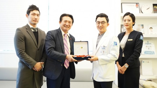 더와이즈치과병원, 지역사회 발전을 위한 기부금 전달