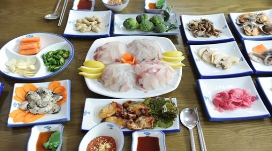 남해 맛집 명물 멸치쌈밥 남해대교 파도횟집