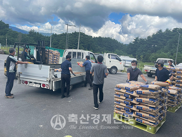 강릉축협, 강풍피해 양봉농가 사료 지원