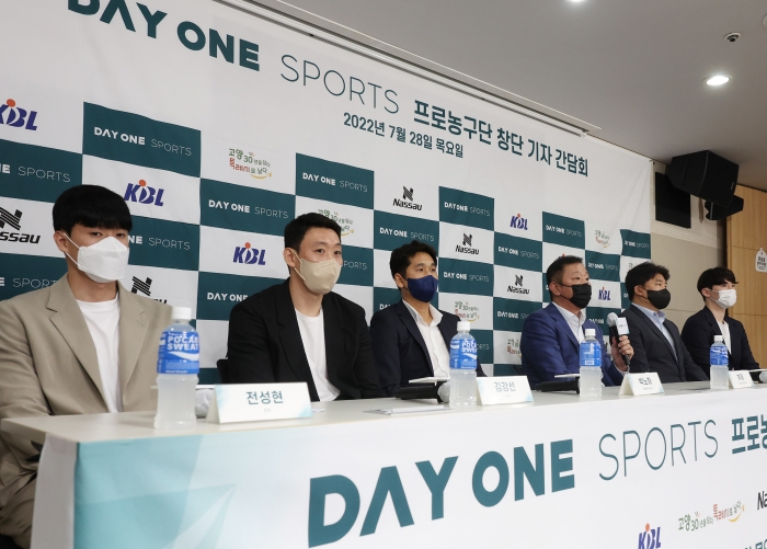 [데일리현장] 새 출발 데이원 식구들, 감독님 믿고 잘 하겠다