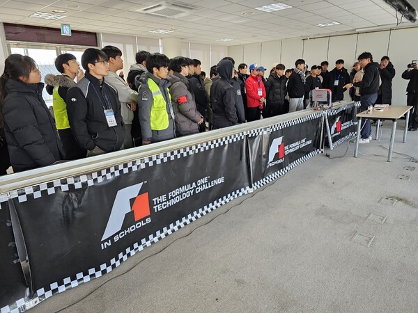 자동차 천재 대학생들 영암 F1 경주장을 누비다