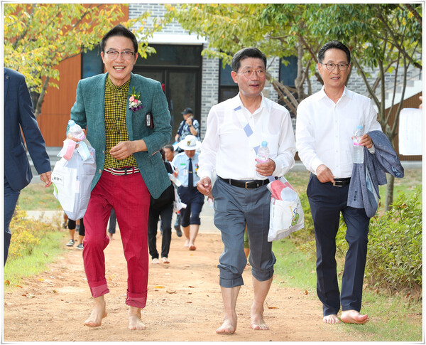 광양시, 맨발 황톳길 마동생태호수공원 개장…시민 건강․환경 보호 일석이조