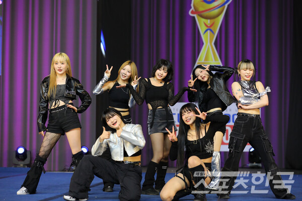 월드컵 치어리딩 서울 2024서 K-POP 축하 공연 펼치는 오스피셔스