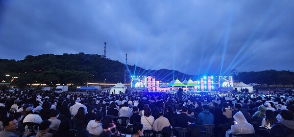 황룡강 둔치 잔디광장에서 공연 감상…장성군 뮤직 페스티벌 또 오고 싶어요!