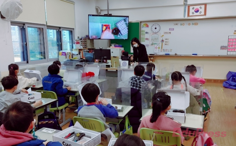 로봇 만들고 코딩도 척척..서울 당서초, 신나는 AI교육 체험 활동