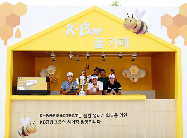 K-Bee 꿀 카페에서 포즈를 취하는 KPGA 간판스타들 [KB금융 리브챔피언십]