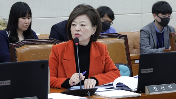 [아유경제_부동산] 진선미 의원 대토리츠 구성 및 현물출자 조기 허용해야
