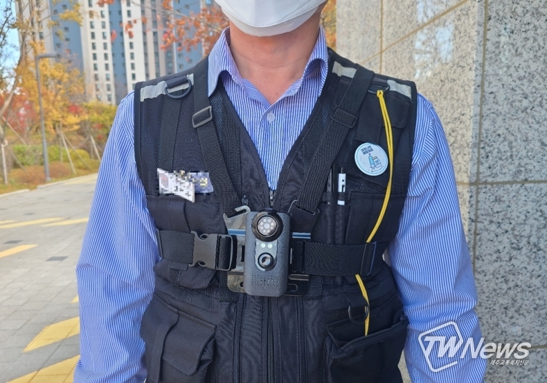 헬프캠 ‘바디캠 스크랩 조끼’ 증정 행사 열어
