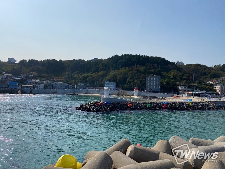 [TW포토] 동해 가볼만한 곳, 어달항…낚시하기 좋은 가을