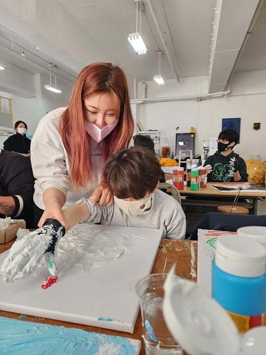 솔비, 시각장애인과 조각 케이크 프로젝트 진행…수익금 전액 기부