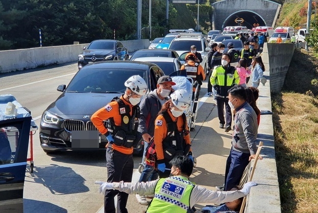 서울양양고속도로 동산1~2터널에서 10여대 추돌사고...주변교통 혼잡