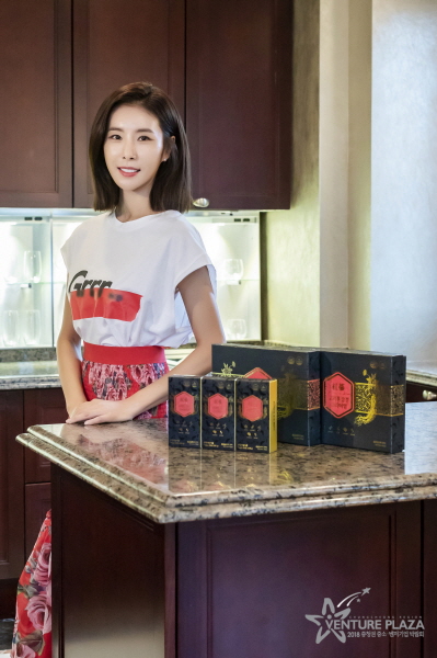 [포토]2018 충청권 중소벤처기업 박람회 홍보대사 한은정, (주)아리바이오의 프리미엄 홍삼정 제품과 함께 포즈