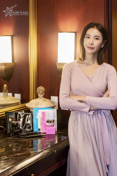 [포토]2018 충청권 중소벤처기업 박람회 홍보대사 한은정, 주식회사 청산이앤씨, 라제올의 초미세먼지차단용크림 제품과 함께 포즈