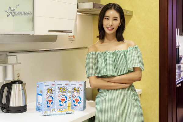 [포토]2018 충청권 중소벤처기업 박람회 홍보대사 한은정,지디앤와이주식회사의 콘스 제품과 함께 포즈