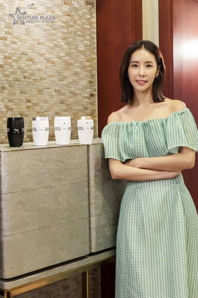  [포토]2018 충청권 중소벤처기업 박람회 홍보대사 한은정, (주)도경21의 소형 공기청정기 제품과 함께 포즈