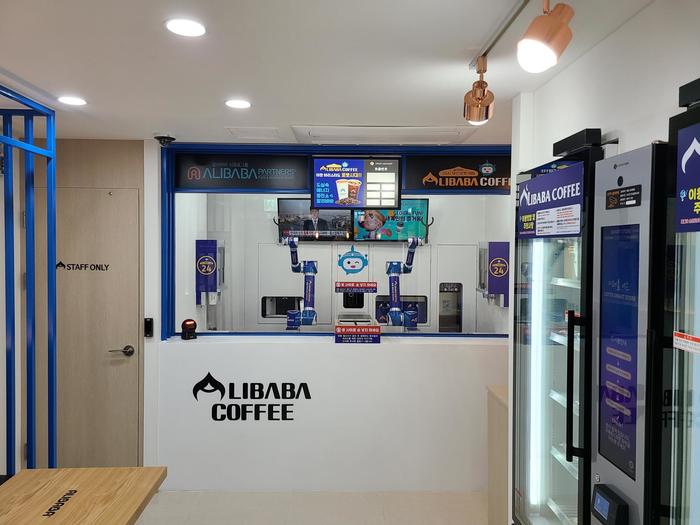 알리바바파트너스, 로봇이 운영하는 24시 무인카페...로봇 2대로 유기농우유아이스크림까지 판매