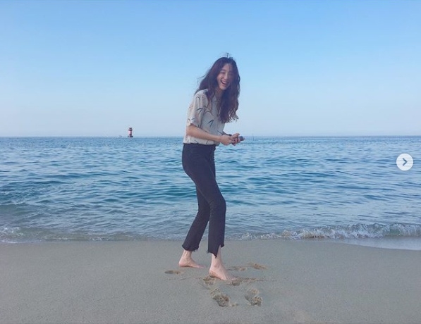 정려원, 바닷가에서 행복한 하루 너무 너무 신나