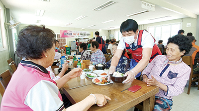 <나눔축산>울산축협, 자매결연 마을주민 삼계탕 대접