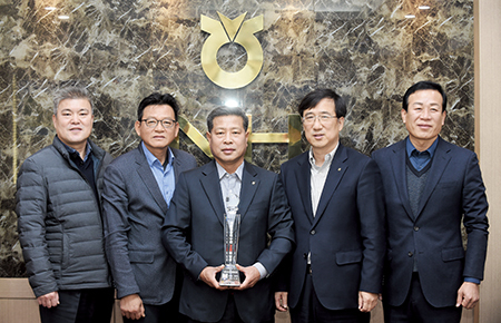 수원화성오산축협, 상호금융예수금 2조원 달성탑 수여 받아