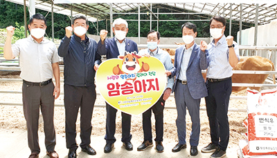 <나눔축산>사랑의 암송아지 릴레이 전달