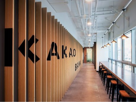 증시 입성 카카오뱅크, 시총 30조 금융 대장주 등극...따상은 실패