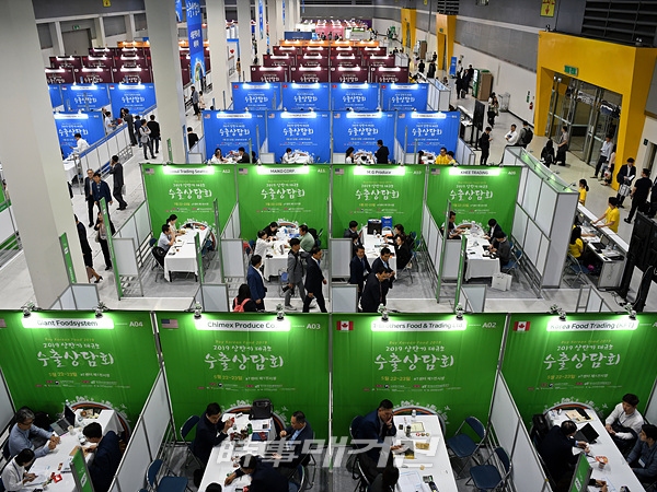 한국농수산식품유통공사(aT). 전 세계 바이어는 한국으로! 우리 농식품은 세계로!