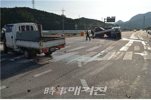 정읍 교차로 트럭 2대 충돌...3명 사망, 1명 부상