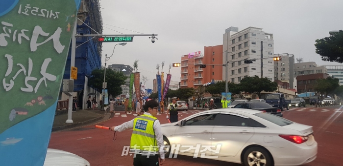 자치경찰단 서귀포지역대, 칠십리 축제 거리 퍼레이드 교통안전도우미 실시