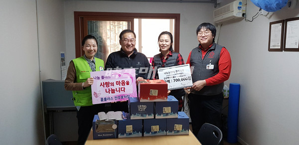 홈플러스 전주효자점 박상곤 점장, 사랑의 모금함 장애시설에 전달