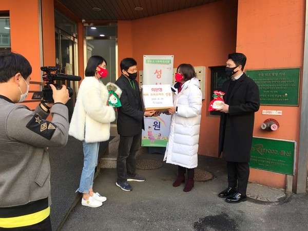 배우겸가수 최완정,  착한마스크 로 선한 영향력 전파 중