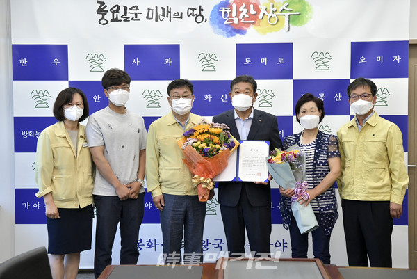 백신 접종 후 쓰러진 80대 이웃 살린 이장, 유공자 표창