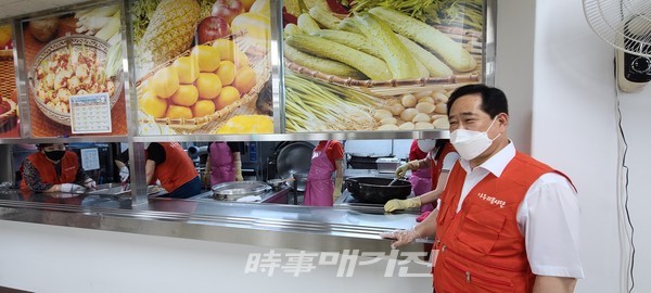 나우리 봉사단, 양지노인복지관에서 수급자 등에 배식 봉사