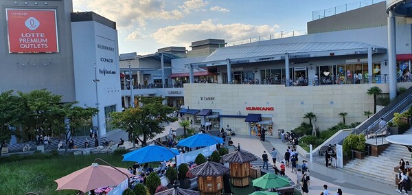 [포토] 코로나19 속 추석 맞이 김해 롯데아울렛 찾은 쇼핑객 인파 몰려