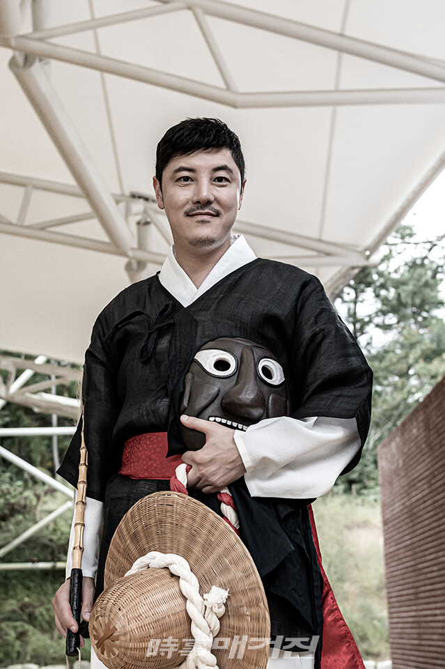 탈춤 추는 배우  김성범