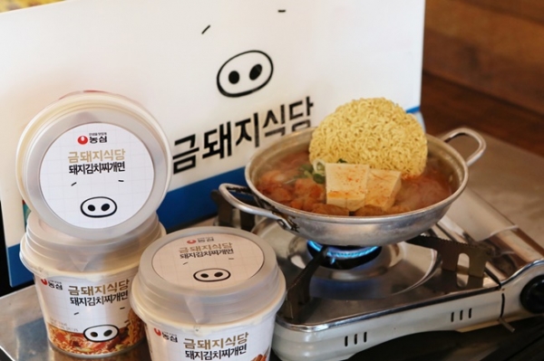 농심, 유명 맛집 금돼지식당과 손잡고 돼지김치찌개면 출시