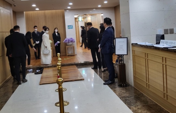 [WIKI현장] 휠체어탄 이숙희 여사, 상주복 입은 구지은 부회장…침통한 고 구자학 회장 빈소 분위기