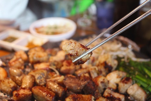 신림맛집 신림황소곱창서 신선한 곱창요리 푸짐하게 즐길 수 있어