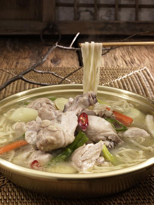 [집밥 백선생] 차가운 바람 부는 날, 뜨끈한 국물 요리 생각날 때 닭한마리 칼국수