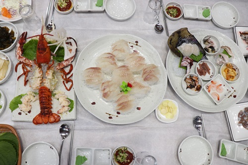 제주도 맛집 월척수산 본점, 200석 규모의 대형 홀과 함께 제주바다 감상하며 다금바리회세트 즐겨