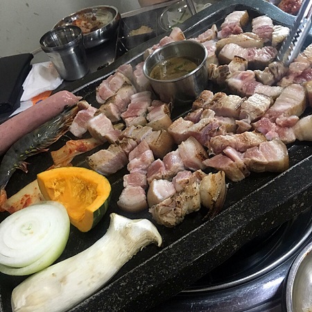 제주 애월 흑돼지 맛집 ‘애월 그때그집’, 두툼한 제주 흑돼지의 풍미로운 육즙 느낄 수 있어