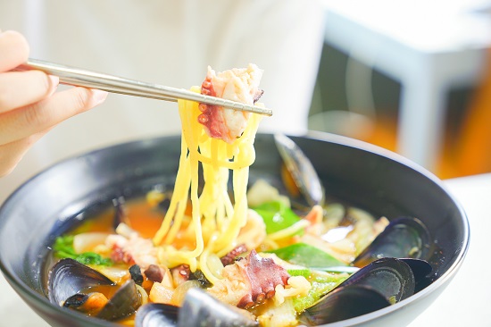 칼슘이 풍부한 모자반의 꼬들꼬들한 식감과 함께 깊고 깔끔한 맛을 선보이는 제주 함덕 맛집 라멩하우스