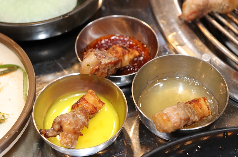 제주 서귀포 중문 흑돼지 맛집 소스가 독특하고 맛있는 ‘까망돼지’